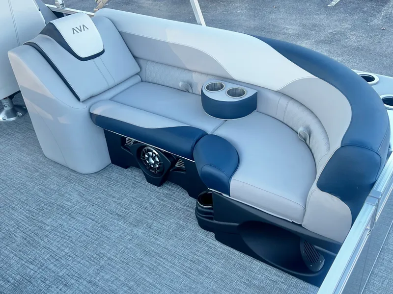 Slide: The Image of Avalon LSZ 23' Quad Lounge Triple-Toon 2026 - 19