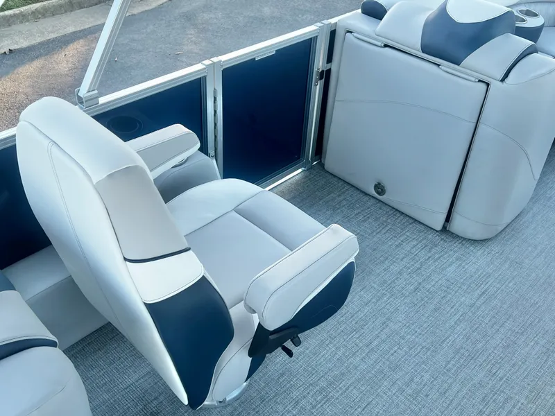 Slide: The Image of Avalon LSZ 23' Quad Lounge Triple-Toon 2026 - 20