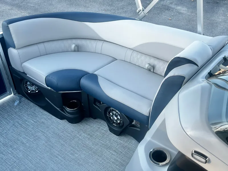 Slide: The Image of Avalon LSZ 23' Quad Lounge Triple-Toon 2026 - 25