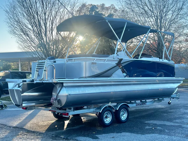 Slide: The Image of Avalon LSZ 23' Quad Lounge Triple-Toon 2026 - 5