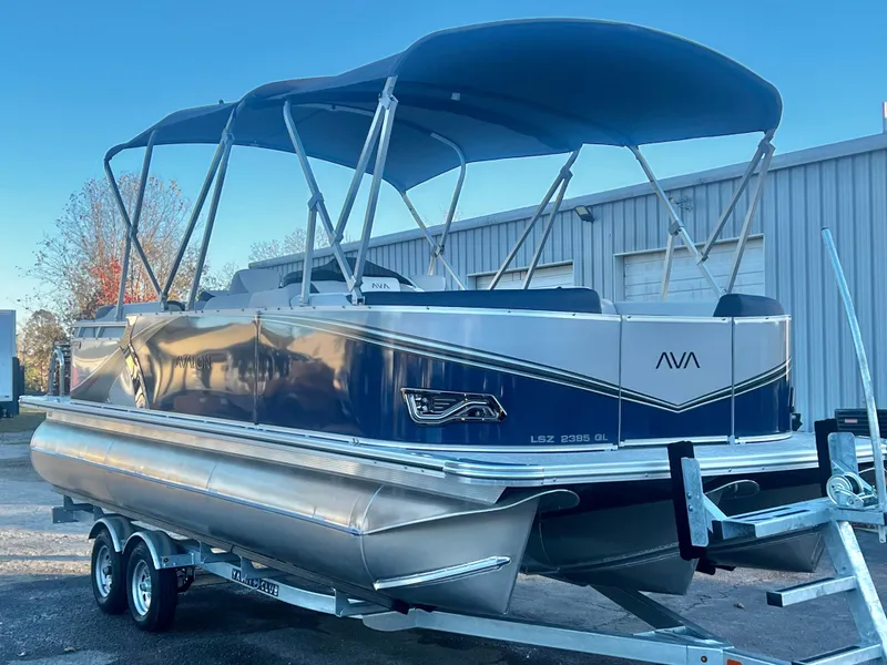 Slide: The Image of Avalon LSZ 23' Quad Lounge Triple-Toon 2026 - 7