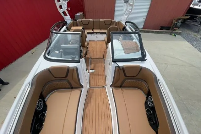 Slide: The Image of 2025 Yamaha Boats 252S interior with tan seating and sleek design. - 14