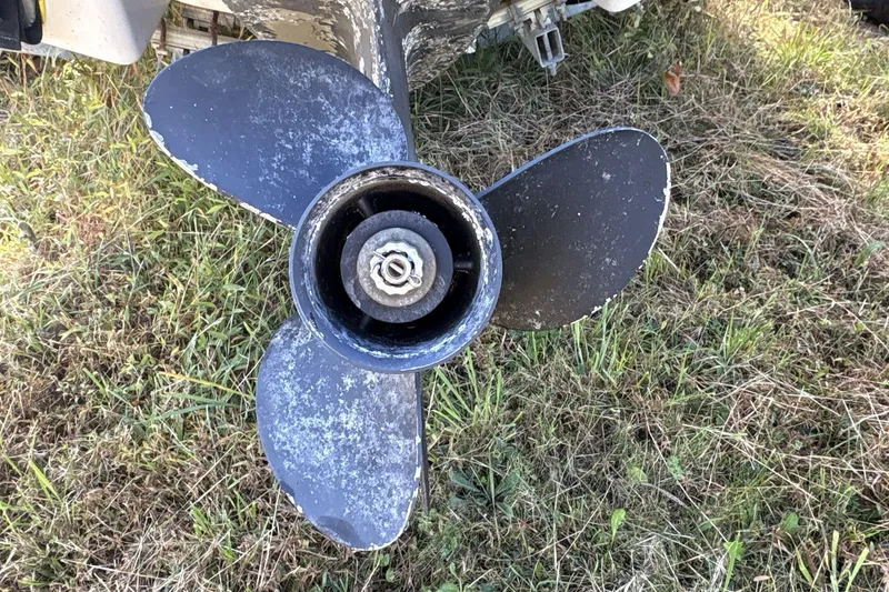 Slide: The Image of Propeller of a 2007 Four Winns 200 Horizon boat on grass. - 4