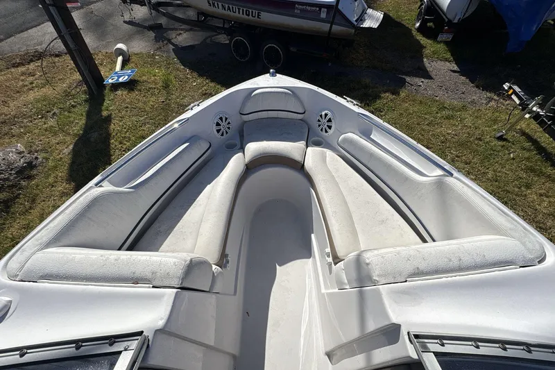 Slide: The Image of 2007 Four Winns 200 Horizon boat with spacious white seating and cup holders. - 6