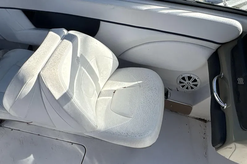 Slide: The Image of Interior of 2007 Four Winns 200 Horizon boat with white seating and speaker. - 8