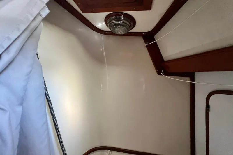 Slide: The Image of Interior of 1988 Tayana Vancouver 42 yacht bathroom. - 41