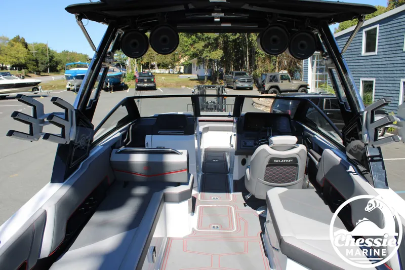 Slide: The Image of Cobalt R8 Surf 2024 - 12