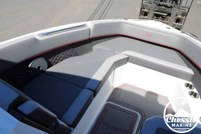 Slide: The Image of Cobalt R8 Surf 2024 - 15