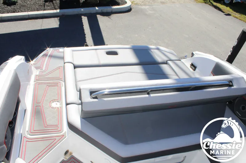 Slide: The Image of Cobalt R8 Surf 2024 - 32