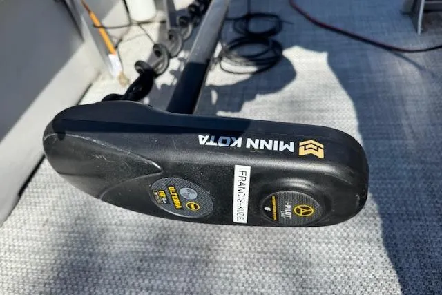 Slide: The Image of Minn Kota trolling motor on 2019 Qwest Edge 280 Cruise boat deck. - 13