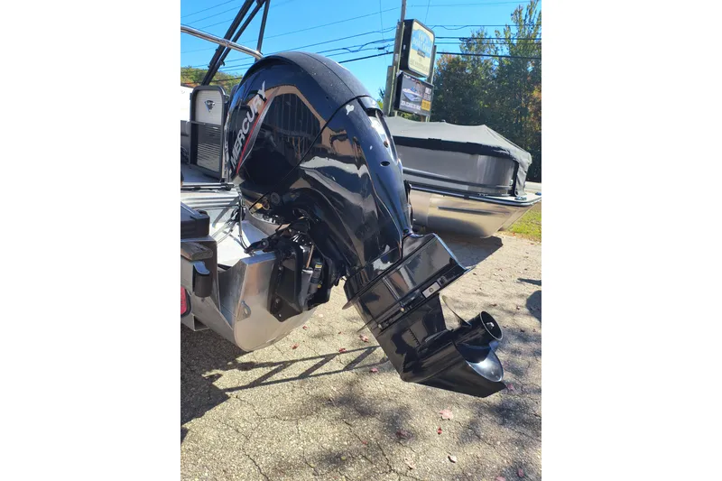 Slide: The Image of 2022 Manitou Aurora VP 23 boat with Mercury outboard motor in sunlight. - 32