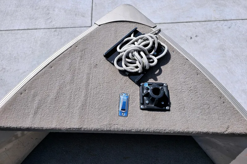 Slide: The Image of Bow of 2000 Alumacraft Navigator 165 CS with rope and mount on carpeted surface. - 9