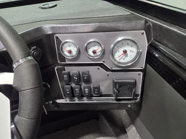 Slide: The Image of Lund 2075 Tyee Sport 2026 - 17