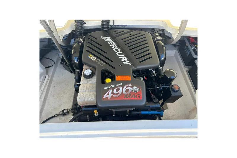 Slide: The Image of 2003 Formula 260 Sun Sport boat engine, MerCruiser 496 MAG, detailed view. - 17