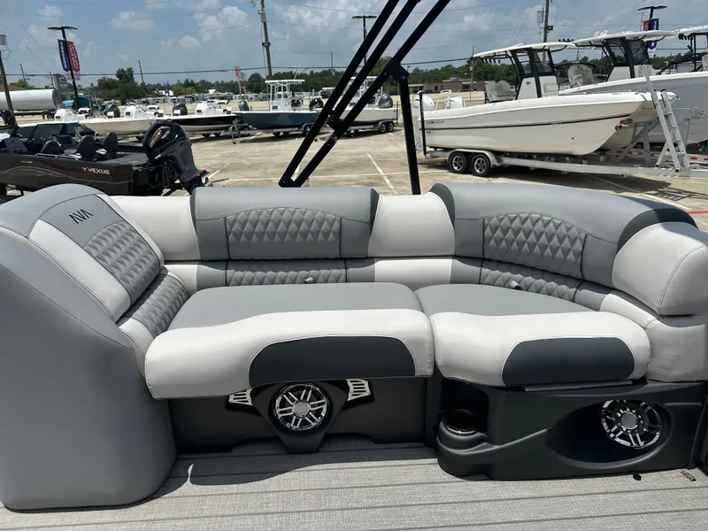 Slide: The Image of Avalon Catalina Versatile Rear Bench - 23' 2025 - 15