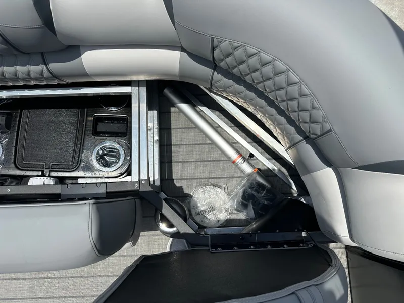 Slide: The Image of Avalon Catalina Versatile Rear Bench - 23' 2025 - 17