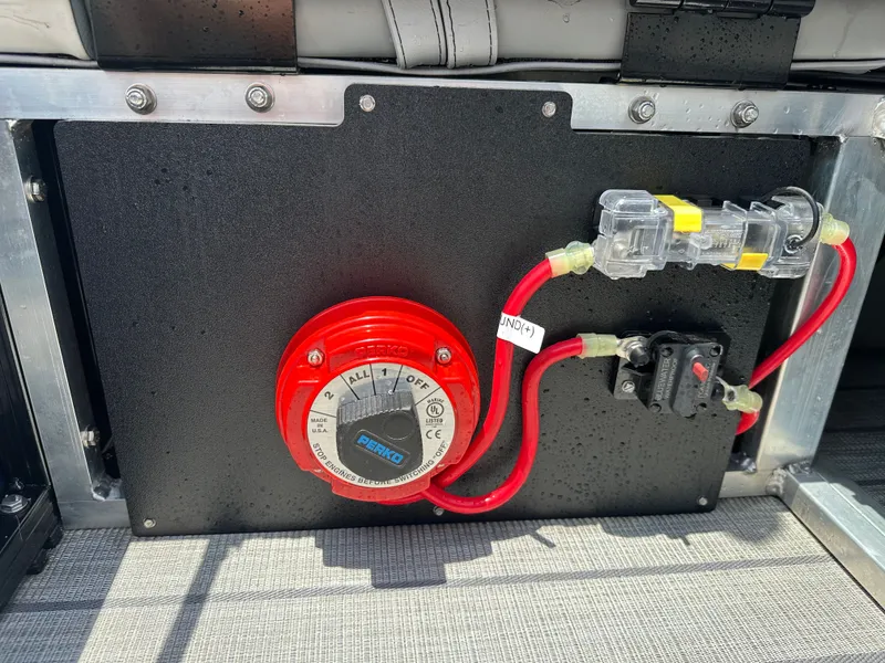 Slide: The Image of Avalon Catalina Versatile Rear Bench - 23' 2025 - 32