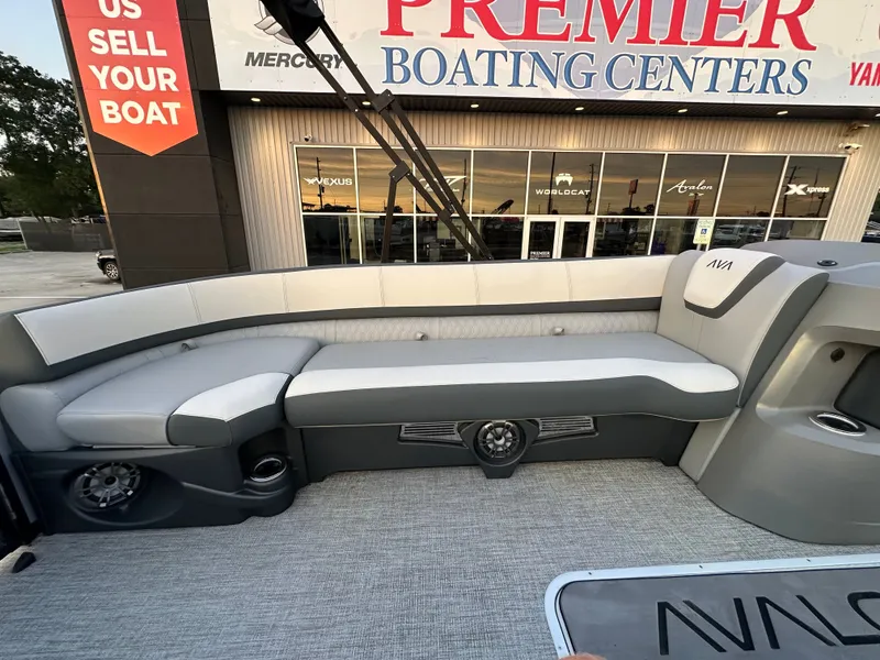 Slide: The Image of Avalon LSZ Versatile Rear Bench - 25' 2025 - 12