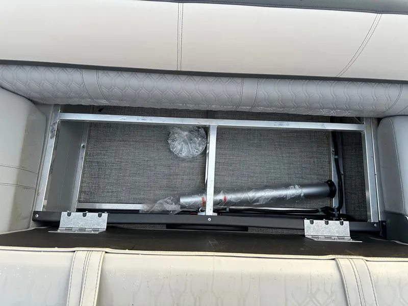 Slide: The Image of Avalon LSZ Versatile Rear Bench - 25' 2025 - 15