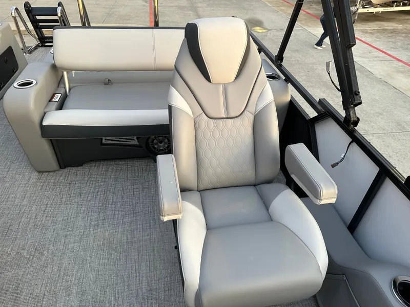Slide: The Image of Avalon LSZ Versatile Rear Bench - 25' 2025 - 25