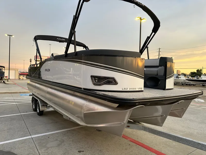 Slide: The Image of Avalon LSZ Versatile Rear Bench - 25' 2025 - 6