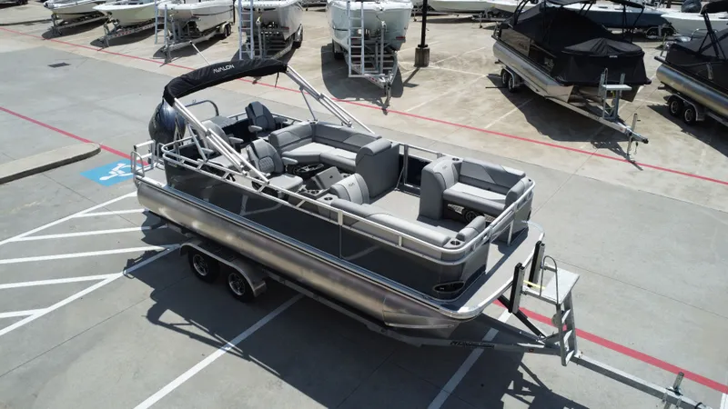 Slide: The Image of Avalon Venture Rear Fish - 21' 2026 - 13