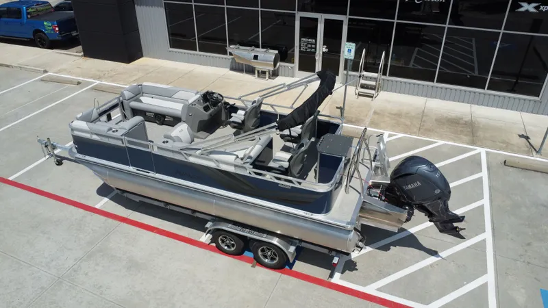 Slide: The Image of Avalon Venture Rear Fish - 21' 2026 - 17