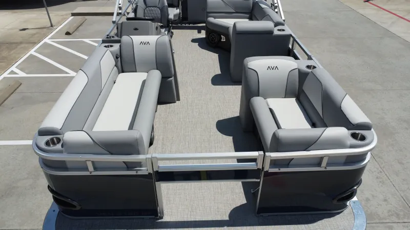 Slide: The Image of Avalon Venture Rear Fish - 21' 2026 - 20