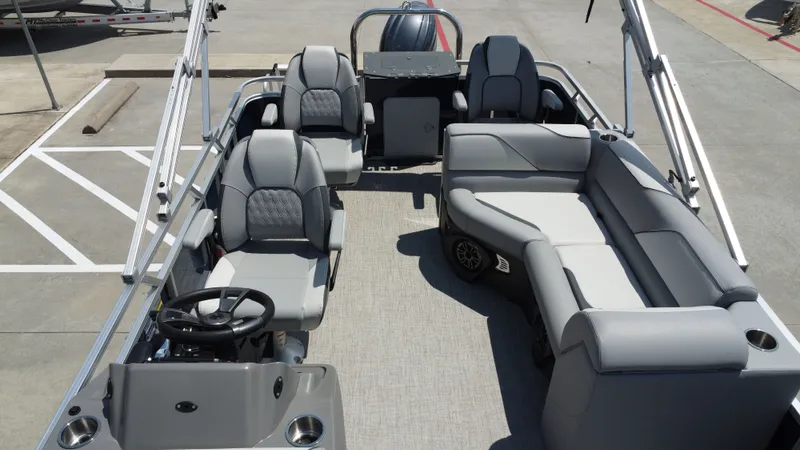 Slide: The Image of Avalon Venture Rear Fish - 21' 2026 - 21