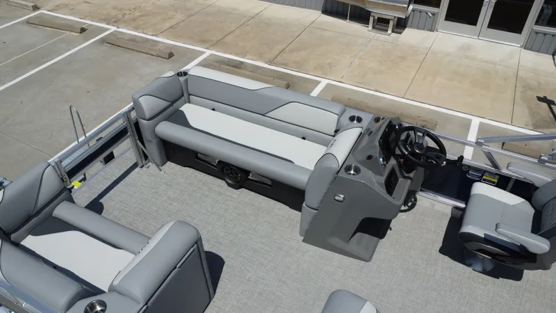 Slide: The Image of Avalon Venture Rear Fish - 21' 2026 - 30