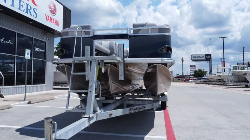 Slide: The Image of Avalon Venture Rear Fish - 21' 2026 - 32