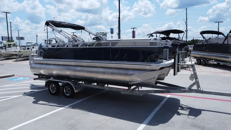 Slide: The Image of Avalon Venture Rear Fish - 21' 2026 - 7