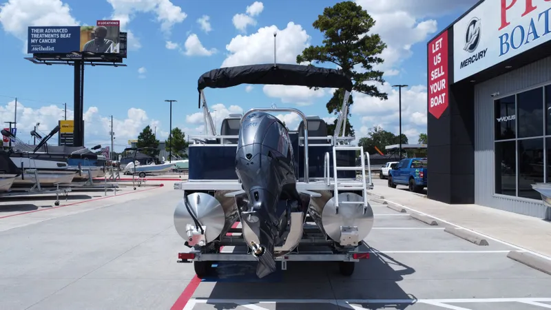 Slide: The Image of Avalon Venture Rear Fish - 21' 2026 - 9