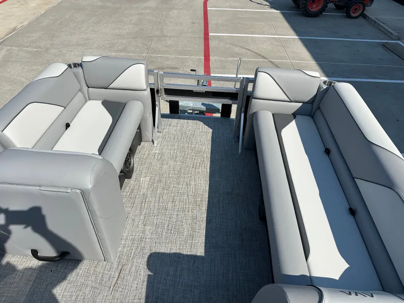 Slide: The Image of Avalon Venture Rear Fish - 21' 2025 - 13