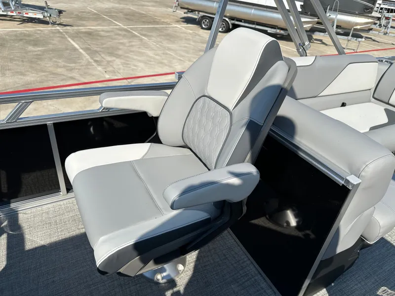 Slide: The Image of Avalon Venture Rear Fish - 21' 2025 - 19