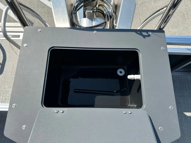 Slide: The Image of Avalon Venture Rear Fish - 21' 2025 - 31