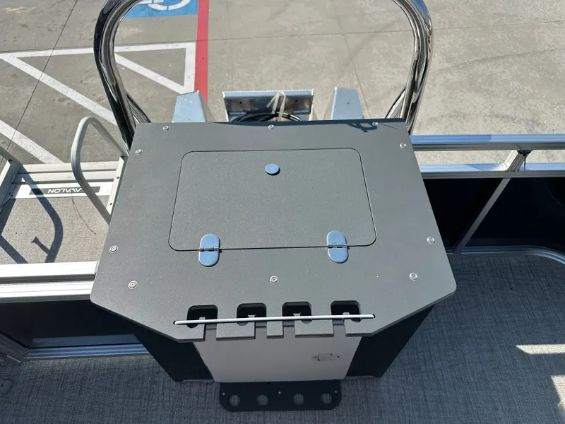 Slide: The Image of Avalon Venture Rear Fish - 21' 2025 - 32