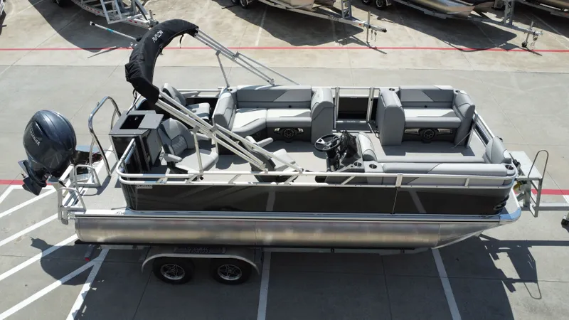 Slide: The Image of Avalon Venture Rear Fish - 21' 2026 - 12