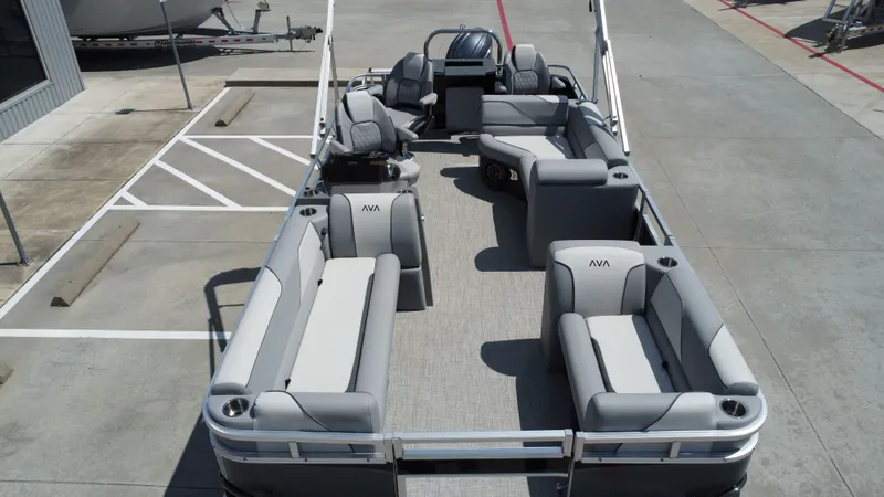 Slide: The Image of Avalon Venture Rear Fish - 21' 2026 - 19