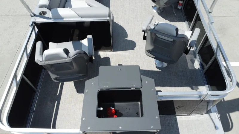 Slide: The Image of Avalon Venture Rear Fish - 21' 2026 - 22