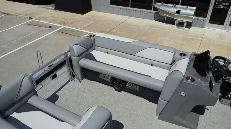 Slide: The Image of Avalon Venture Rear Fish - 21' 2026 - 27