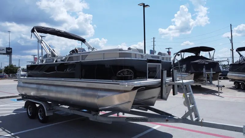 Slide: The Image of Avalon Venture Rear Fish - 21' 2026 - 7