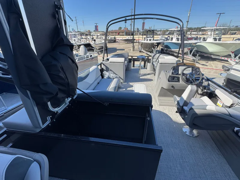 Slide: The Image of Avalon Venture 85 Rear Fish - 23' 2025 - 13