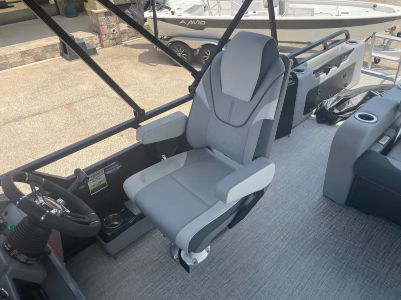 Slide: The Image of Avalon Venture 85 Versatile Rear Bench - 23' 2025 - 17