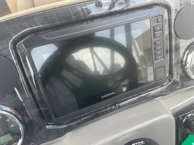 Slide: The Image of Avalon Venture 85 Versatile Rear Bench - 23' 2025 - 20