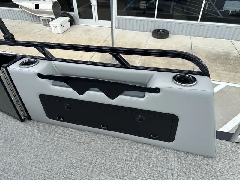 Slide: The Image of Avalon Venture 85 Versatile Rear Bench - 23' 2025 - 29