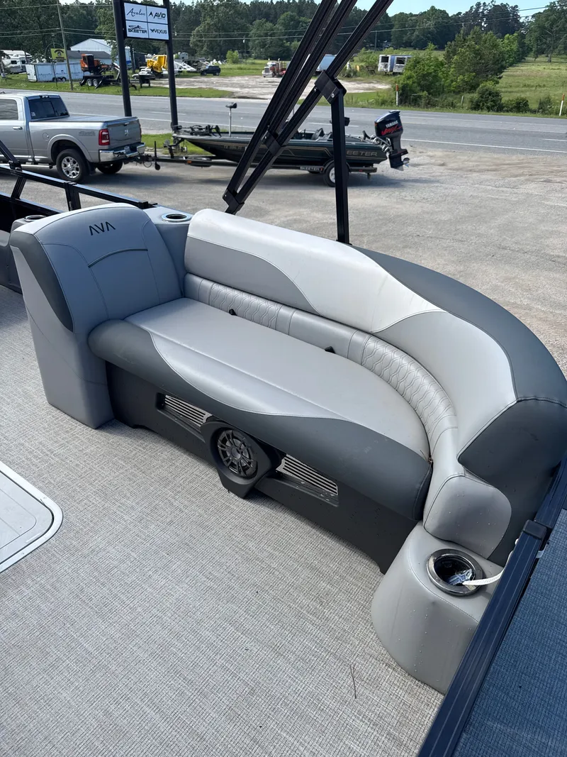 Slide: The Image of Avalon Venture 85 Versatile Rear Bench - 23' 2025 - 12