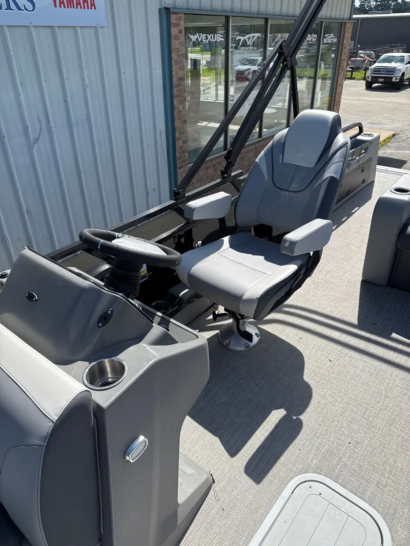 Slide: The Image of Avalon Venture 85 Versatile Rear Bench - 23' 2025 - 16