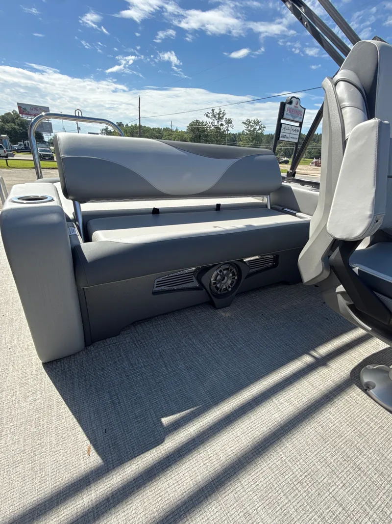 Slide: The Image of Avalon Venture 85 Versatile Rear Bench - 23' 2025 - 22