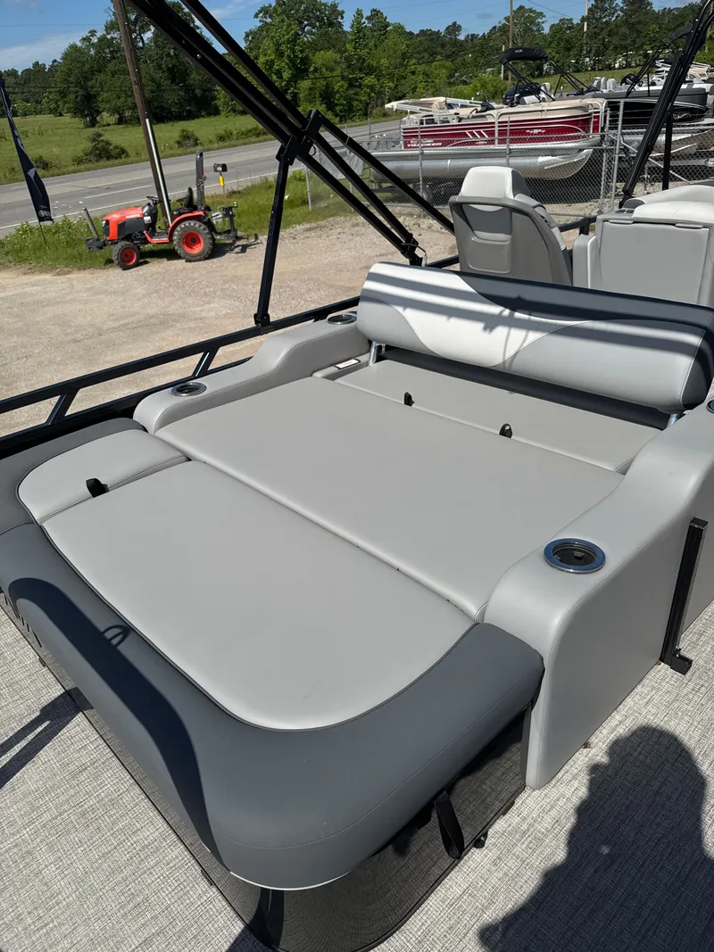 Slide: The Image of Avalon Venture 85 Versatile Rear Bench - 23' 2025 - 24